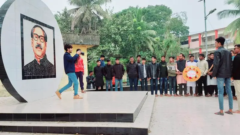 বরগুনায় বঙ্গবন্ধু স্মৃতি বেদীতে জুতা পায়ে ছাত্রলীগের ফটোসেশন বরগুনায় বঙ্গবন্ধু স্মৃতি বেদীতে জুতা পায়ে ছাত্রলীগের ফটোসেশন