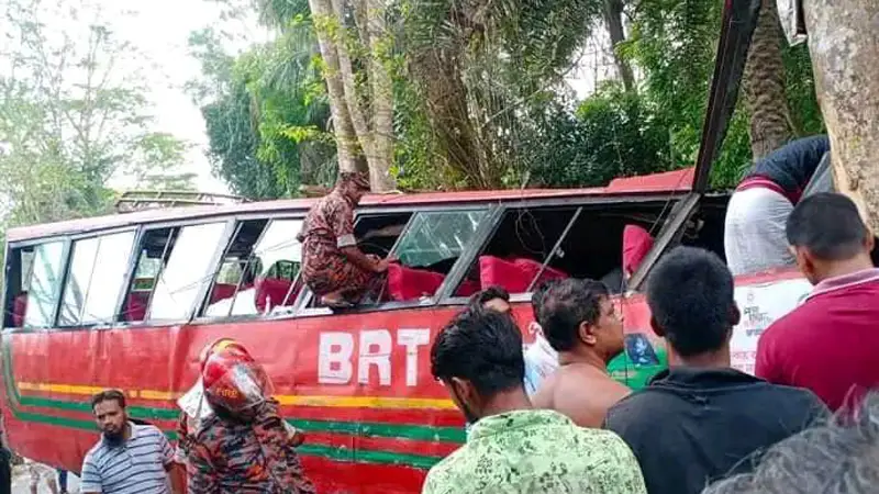 বাস নিয়ন্ত্রণ হারিয়ে গাছের সঙ্গে ধাক্কা লেগে খাদে, নিহত ২ বাস নিয়ন্ত্রণ হারিয়ে গাছের সঙ্গে ধাক্কা লেগে খাদে, নিহত ২