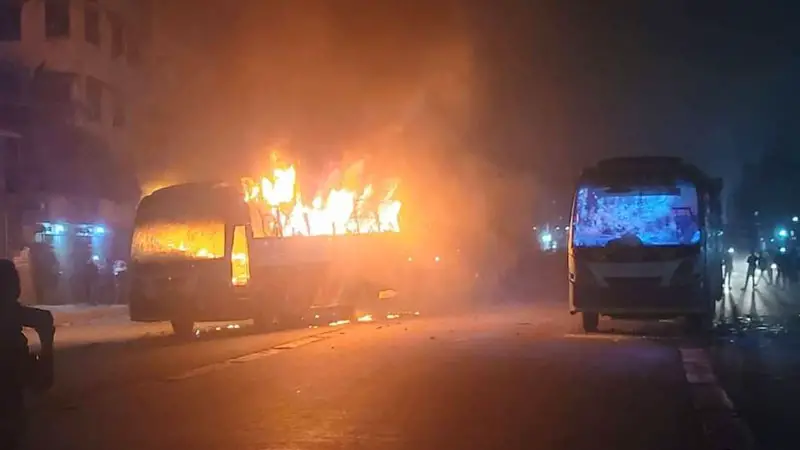 গাজীপুরে নিহতের গুজবে ৪ বাসে আগুন, অর্ধশত গাড়ি ভাঙচুর গাজীপুরে নিহতের গুজবে ৪ বাসে আগুন, অর্ধশত গাড়ি ভাঙচুর