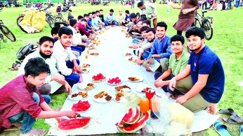 জাহাঙ্গীরনগরে ইফতার সম্প্রীতি-ঐক্য-ভ্রাতৃত্ব জাহাঙ্গীরনগরে ইফতার সম্প্রীতি-ঐক্য-ভ্রাতৃত্ব