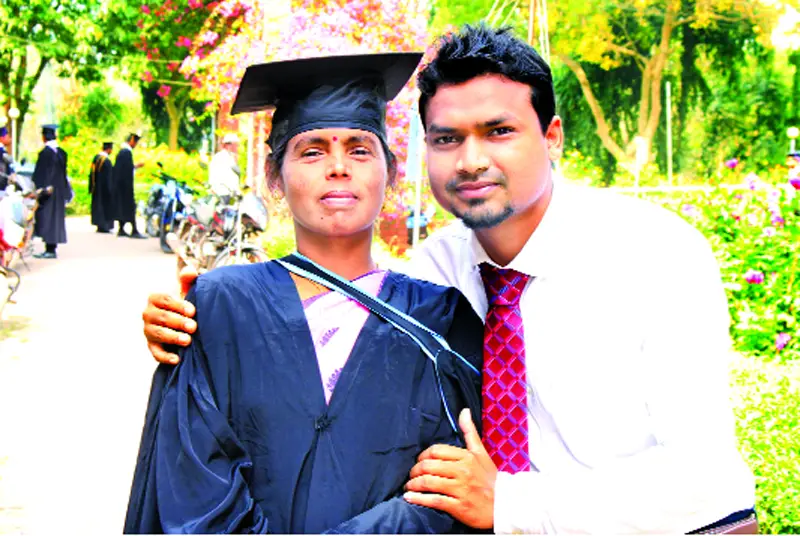 চা-বাগানের চৌহদ্দি পেরিয়ে বিশ্ববিদ্যালয়ে চা-বাগানের চৌহদ্দি পেরিয়ে বিশ্ববিদ্যালয়ে