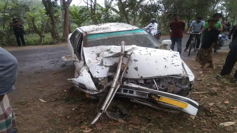 গাছের সঙ্গে ধাক্কা মেরে প্রাইভেট কার চালক নিহত গাছের সঙ্গে ধাক্কা মেরে প্রাইভেট কার চালক নিহত