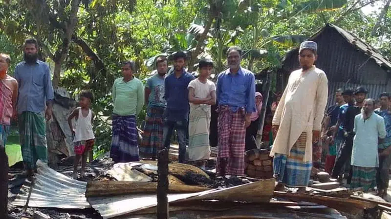 হোসেনপুরে আগুনে পুড়ল ক্ষুদ্র ব্যবসায়ীর স্বপ্ন হোসেনপুরে আগুনে পুড়ল ক্ষুদ্র ব্যবসায়ীর স্বপ্ন