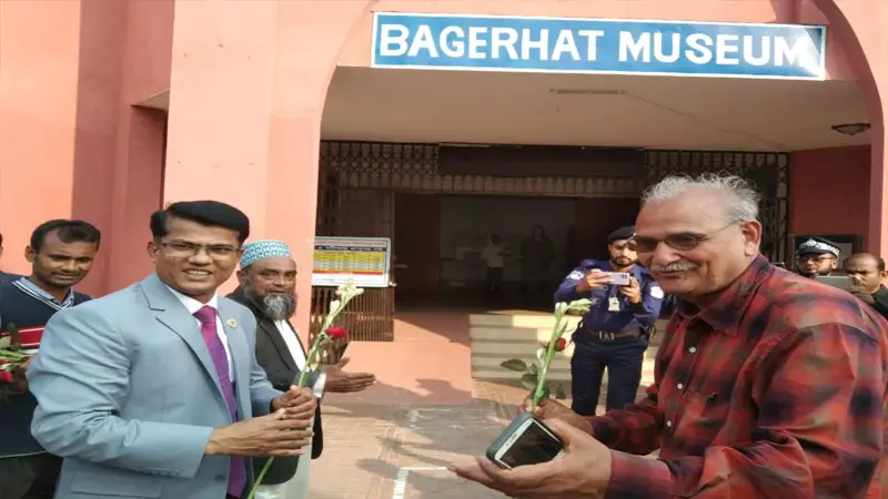 সুইডিশ ও জার্মান পর্যটকরা বিশ্ব ঐতিহ্য ষাটগম্বুজ মসজিদ দেখে অভিভূ