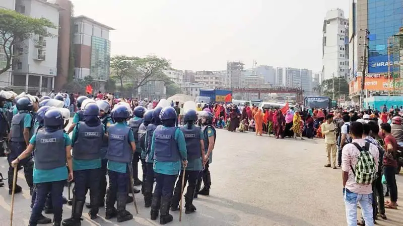 বেতন-ভাতার দাবিতে উত্তরায় গার্মেন্টস শ্রমিকদের সড়ক অবরোধ