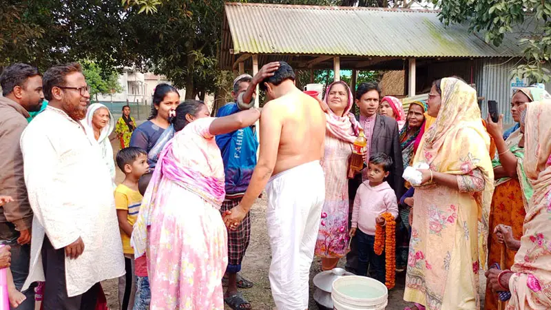 কারাগার মুক্ত হ‌য়ে দুধ দি‌য়ে গোসল করলেন চেয়ারম্যান 