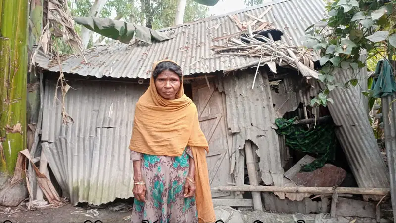 বিধবা নেছা ভানের কপালে জোটেনি একটি সরকারি ঘর