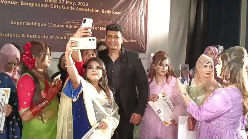 নারী ভক্তদের সেলফির ভিড়ে নাজেহাল জায়েদ খান নারী ভক্তদের সেলফির ভিড়ে নাজেহাল জায়েদ খান