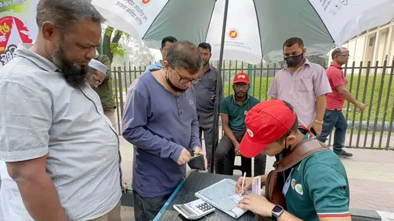 সুলভ মূল্যে পণ্য পেয়ে খুশি সাধারণ মানুষ সুলভ মূল্যে পণ্য পেয়ে খুশি সাধারণ মানুষ