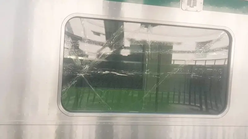 চলন্ত মেট্রোরেলের জানালায় ঢিল চলন্ত মেট্রোরেলের জানালায় ঢিল