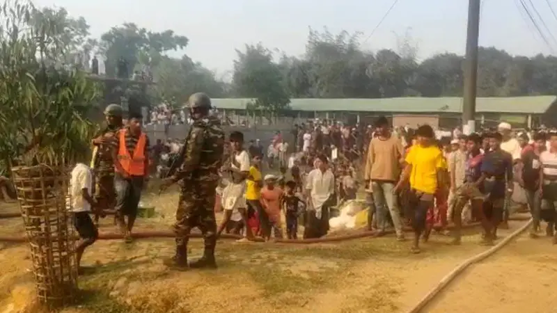 রোহিঙ্গা ক্যাম্পে আগুন নিয়ন্ত্রণে কাজ করছে সেনাবাহিনী