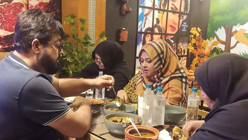 চাপওয়ালাতে সেহরি করলেন মৌসুমী চাপওয়ালাতে সেহরি করলেন মৌসুমী