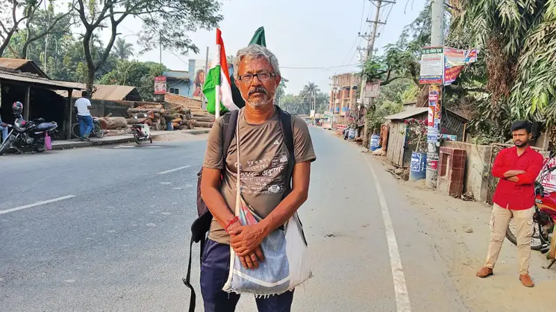 ভাষা শহীদদের শ্রদ্ধা জানাতে পায়ে হেঁটে ভারতের মৃণাল কেশবপুরে