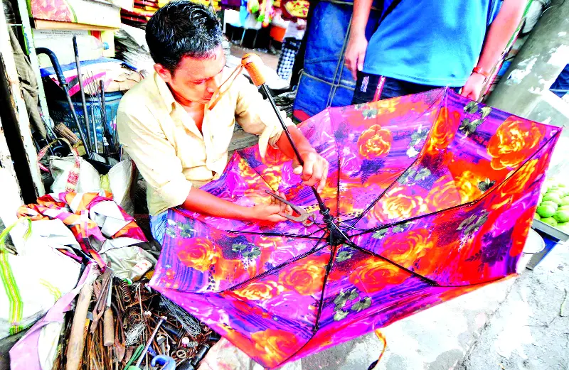 রোদ ও বারিধারায় নগর জীবনের সঙ্গী ছাতা রোদ ও বারিধারায় নগর জীবনের সঙ্গী ছাতা