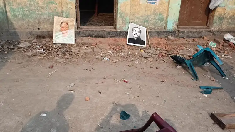 বঙ্গবন্ধু ও প্রধানমন্ত্রীর ছবি ভাঙচুরের প্রতিবাদে মানববন্ধন