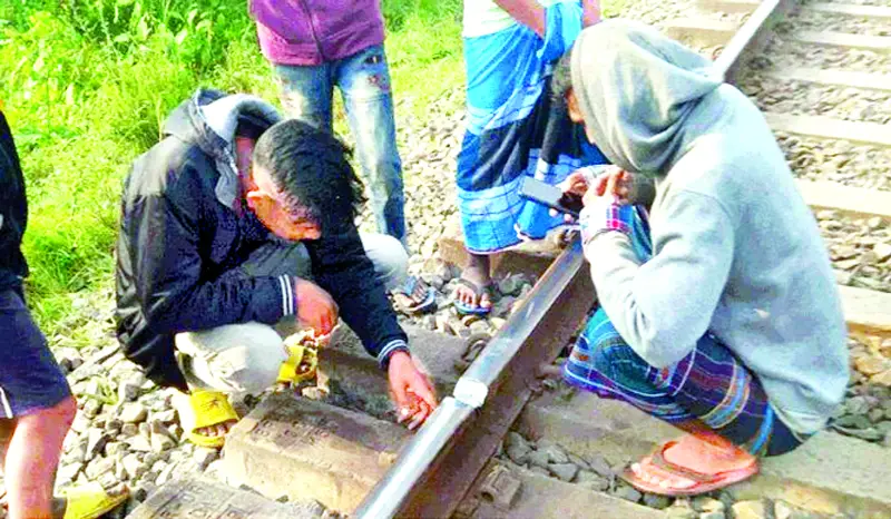 সিরাজগঞ্জ-ঈশ্বরদী রেল লাইনে ফাটল সিরাজগঞ্জ-ঈশ্বরদী রেল লাইনে ফাটল