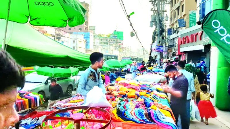 সাভারে ফুটপাতের দোকানে চাঁদাবাজি সাভারে ফুটপাতের দোকানে চাঁদাবাজি