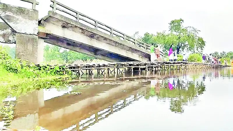 সেতু ভেঙেছে ৬ বছর, নেই সংস্কারের উদ্যোগ সেতু ভেঙেছে ৬ বছর, নেই সংস্কারের উদ্যোগ