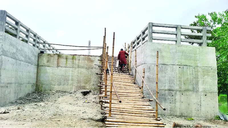 সংযোগ সড়কহীন সেতু মই দিয়ে পারাপার সংযোগ সড়কহীন সেতু মই দিয়ে পারাপার