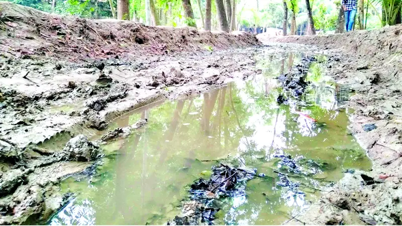 সড়ক নয় যেন খাল দুর্ভোগ চরমে সড়ক নয় যেন খাল দুর্ভোগ চরমে