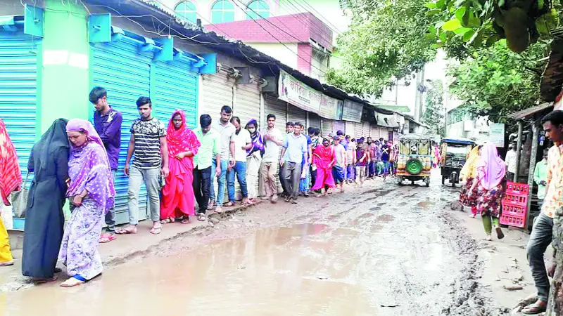 সামান্য বৃষ্টিতেই সড়কে থৈ থৈ পানি সামান্য বৃষ্টিতেই সড়কে থৈ থৈ পানি
