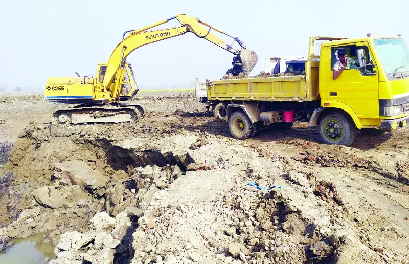 মাটি কাটায় তিন ফসলি জমি পরিণত হচ্ছে জলাশয়ে