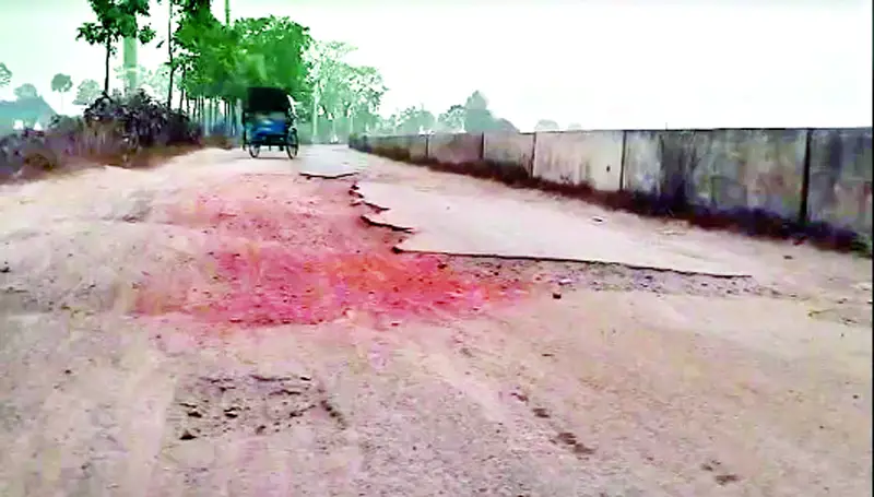 ঈশ্বরদীতে সড়ক সংস্কারের অভাবে ভোগান্তি ঈশ্বরদীতে সড়ক সংস্কারের অভাবে ভোগান্তি