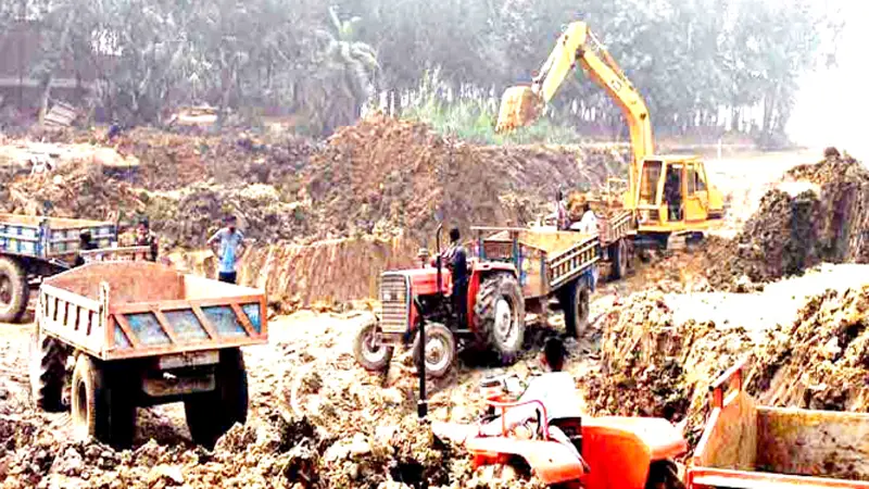 আদমদীঘিতে থামানো যাচ্ছে না মাটি লুটেরাদের