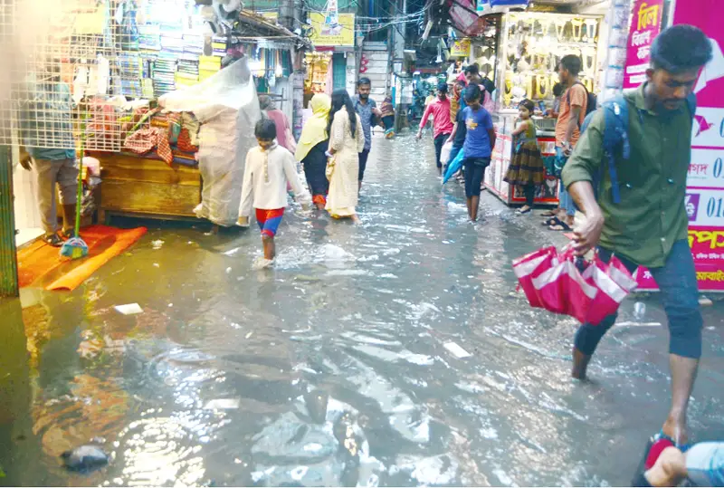 চট্টগ্রামে আধাঘণ্টার  বৃষ্টিতে  দুর্ভোগ