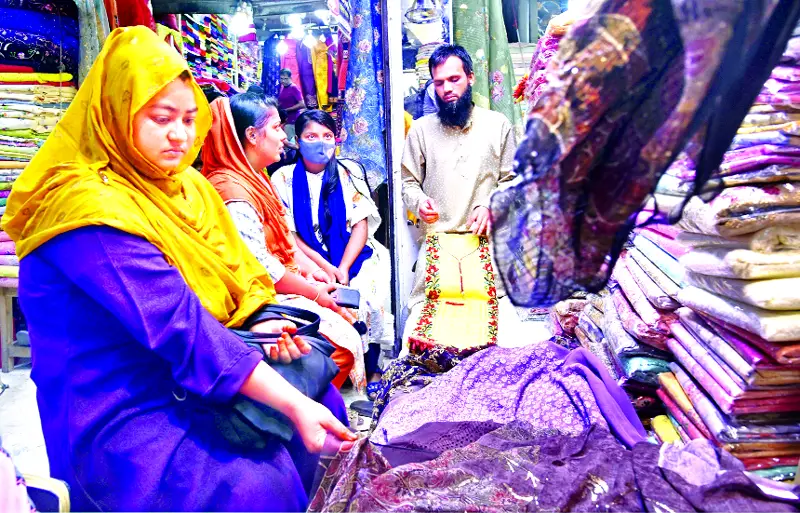 রাজশাহীতে মার্কেটে বাড়ছে ভিড় রাজশাহীতে মার্কেটে বাড়ছে ভিড়