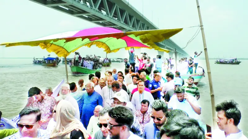 পদ্মা সেতু এলাকায় বালু তোলার প্রতিবাদে নৌর্যালি পদ্মা সেতু এলাকায় বালু তোলার প্রতিবাদে নৌর্যালি