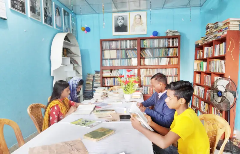 বই কেনাই তার নেশা, দিনমজুরির টাকায় পাঠাগার 