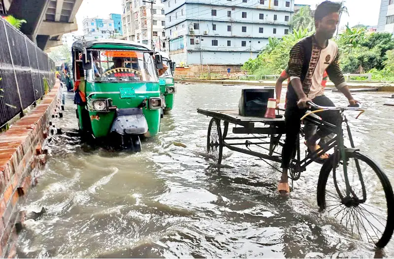 চট্টগ্রামে সামান্য বৃষ্টিতে জলজট ভোগান্তি