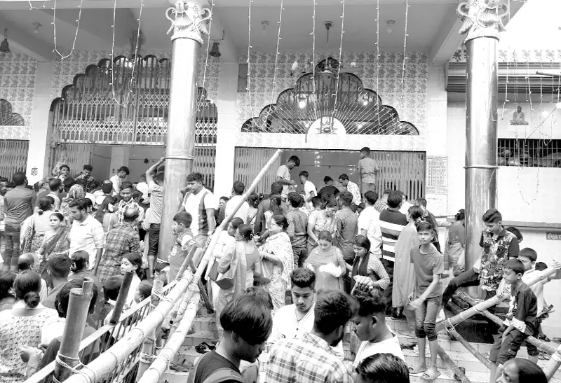 মুন্সীগঞ্জে কালীপূজায় হাজারো পুণ্যার্থীর ঢল মুন্সীগঞ্জে কালীপূজায় হাজারো পুণ্যার্থীর ঢল