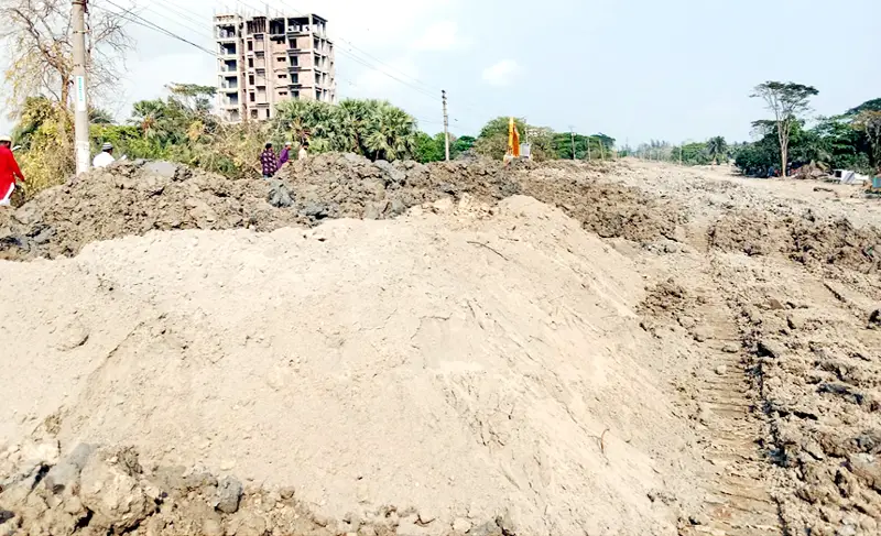 মাটির বদলে বালু, স্থানীয়দের বাধায় কাজ বন্ধ মাটির বদলে বালু, স্থানীয়দের বাধায় কাজ বন্ধ