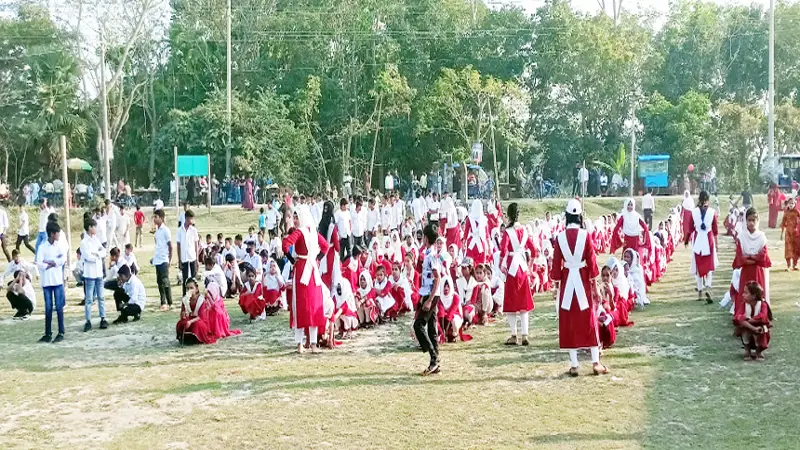 স্কুল শিক্ষার্থীদের দাঁড় করিয়ে রাখায় ক্ষুব্ধ অভিভাবকরা