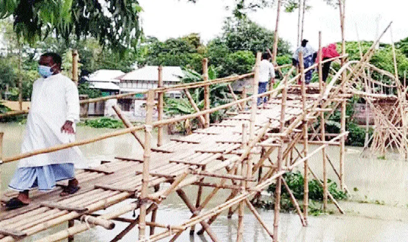 বাঁশের সাঁকো ২০ গ্রামের মানুষের ভরসা বাঁশের সাঁকো ২০ গ্রামের মানুষের ভরসা