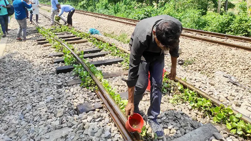 ব্রাহ্মণবাড়িয়ায় অতিরিক্ত তাপমাত্রায় বেঁকে গেল রেললাইন ব্রাহ্মণবাড়িয়ায় অতিরিক্ত তাপমাত্রায় বেঁকে গেল রেললাইন