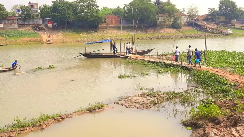 ব্রীজের অভাবে দুর্ভোগে দুই উপজেলার লক্ষাধিক মানুষ