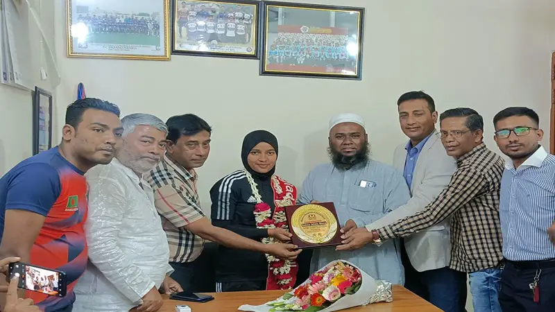 সাপোর্টার্স ফোরামের সালমাকে সংবর্ধনা সাপোর্টার্স ফোরামের সালমাকে সংবর্ধনা