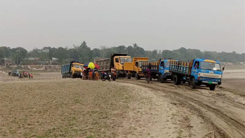 অনুমোদন ছাড়াই অবৈধ ভাবে পদ্মায় বালু উত্তোলন