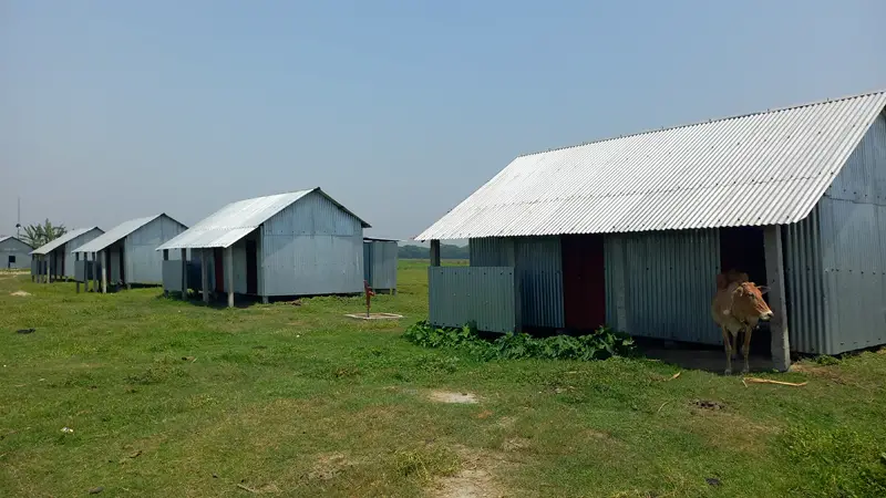 ফাঁকা পড়ে আছে আশ্রয়ন প্রকল্পের ঘর, দখলে দালাল চক্র ফাঁকা পড়ে আছে আশ্রয়ন প্রকল্পের ঘর, দখলে দালাল চক্র