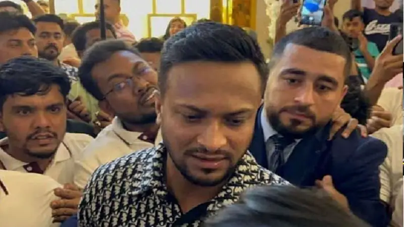 আরাভ জুয়েলার্সের উদ্বোধনী মঞ্চে উঠলেন না সাকিব আরাভ জুয়েলার্সের উদ্বোধনী মঞ্চে উঠলেন না সাকিব
