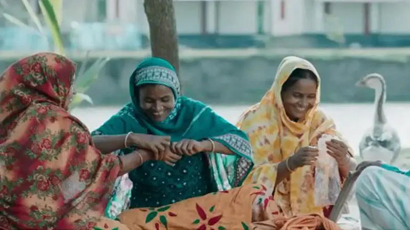 ভাসমান মানুষগুলোর মুখে নতুন সূর্যের ঝলমলে হাসি ভাসমান মানুষগুলোর মুখে নতুন সূর্যের ঝলমলে হাসি