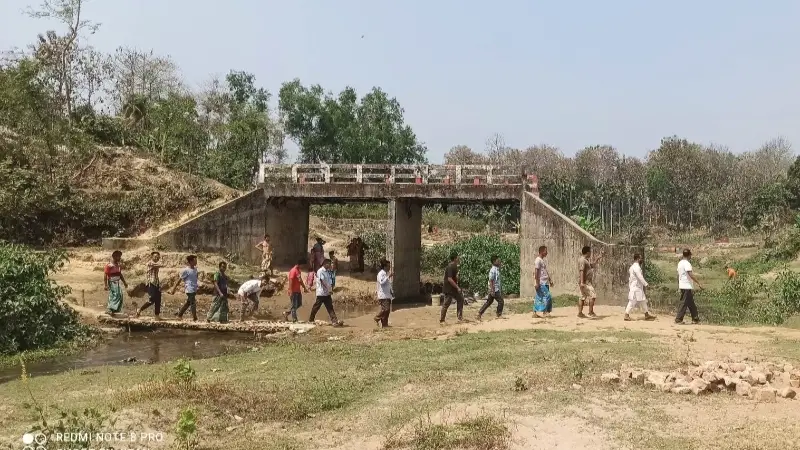 সেতুর সংযোগ সড়কের অভাবে হাজারো মানুষের দুর্ভোগ