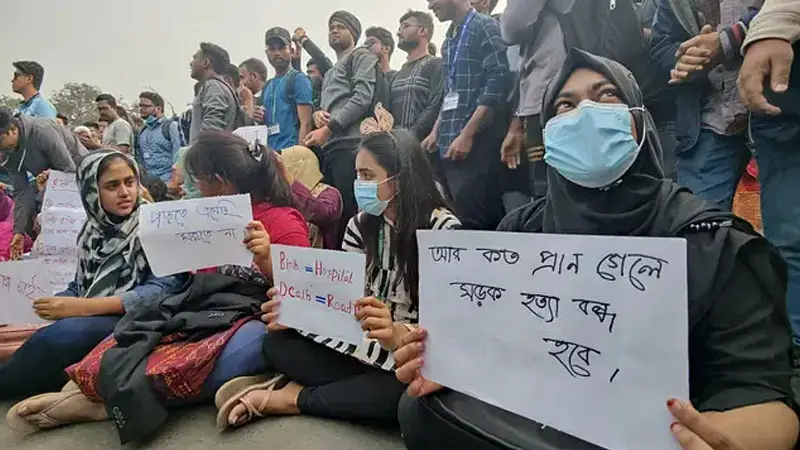 বাস চাপায় নাদিয়ার মৃত্যুতে শিক্ষার্থীদের সড়ক অবরোধ বাস চাপায় নাদিয়ার মৃত্যুতে শিক্ষার্থীদের সড়ক অবরোধ