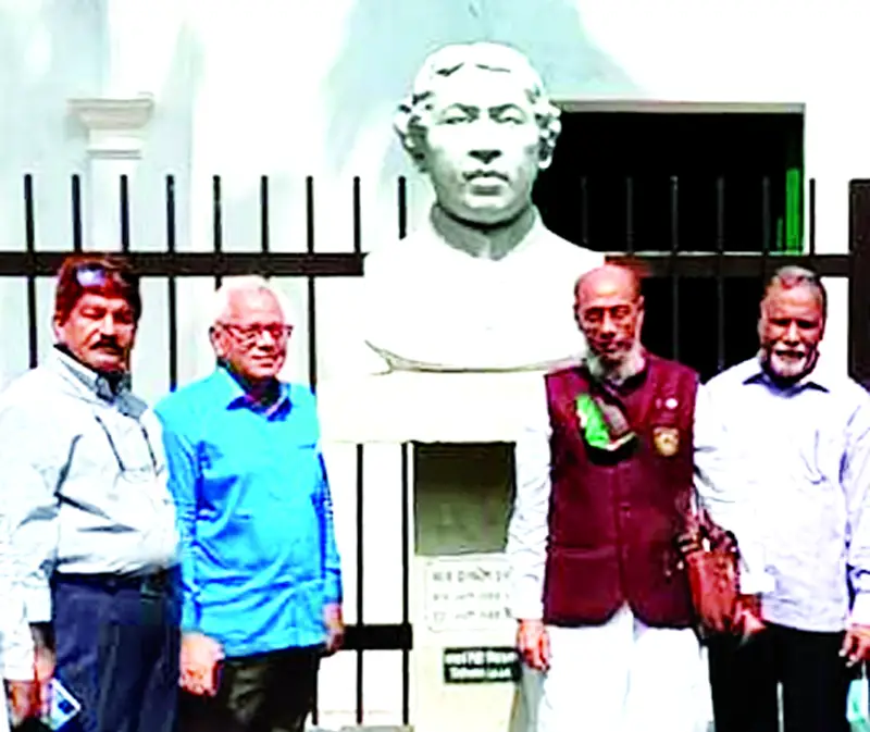 ঐতিহাসিক স্থানে পিকনিক ঐতিহাসিক স্থানে পিকনিক