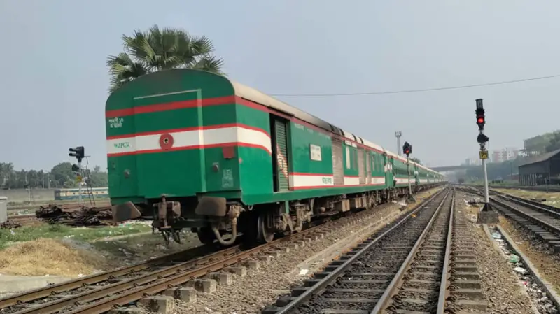 ট্রেনে ঈদযাত্রা শুরু, শিডিউল বিপর্যয়ের অভিযোগ ট্রেনে ঈদযাত্রা শুরু, শিডিউল বিপর্যয়ের অভিযোগ