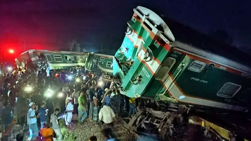 কুমিল্লায় ২ ট্রেনের সংঘর্ষে ৭ বগি লাইনচ্যুত, আহত ৪০ কুমিল্লায় ২ ট্রেনের সংঘর্ষে ৭ বগি লাইনচ্যুত, আহত ৪০