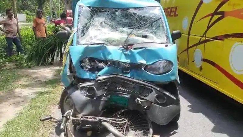ঝিনাইদহে পিকআপ ও ভ্যানের মুখোমুখি সংঘর্ষে নিহত ৩ 